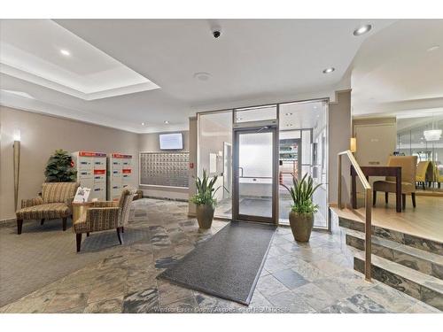 906-75 Riverside Drive, Windsor, ON - Indoor Photo Showing Other Room