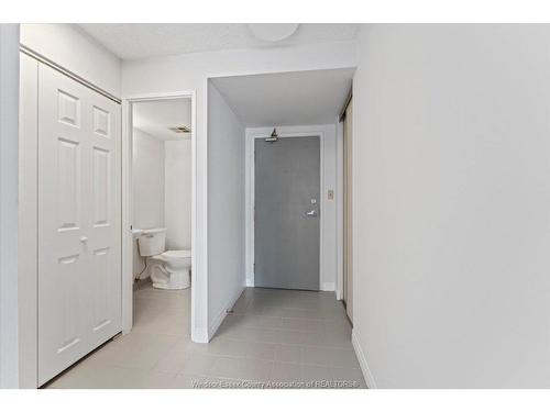 906-75 Riverside Drive, Windsor, ON - Indoor Photo Showing Other Room