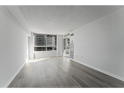 906-75 Riverside Drive, Windsor, ON - Indoor Photo Showing Living Room