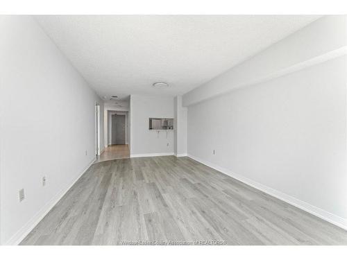906-75 Riverside Drive, Windsor, ON - Indoor Photo Showing Other Room