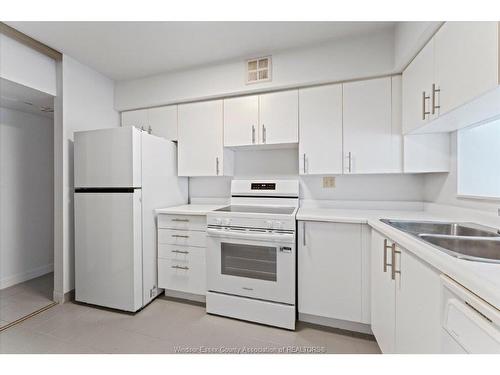 906-75 Riverside Drive, Windsor, ON - Indoor Photo Showing Kitchen With Double Sink