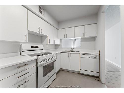 906-75 Riverside Drive, Windsor, ON - Indoor Photo Showing Kitchen With Double Sink