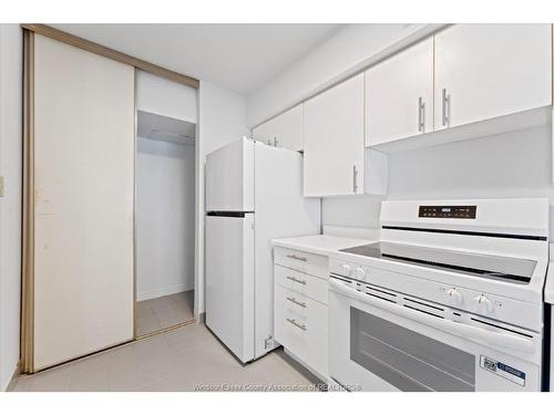 906-75 Riverside Drive, Windsor, ON - Indoor Photo Showing Kitchen