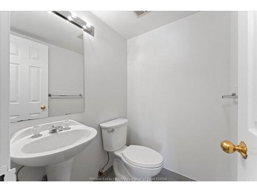 906-75 Riverside Drive, Windsor, ON - Indoor Photo Showing Bathroom