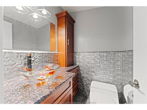 3740 Ouellette, Windsor, ON - Indoor Photo Showing Bathroom