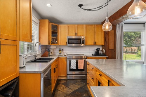 2071 Saras Way, Nanaimo, BC 