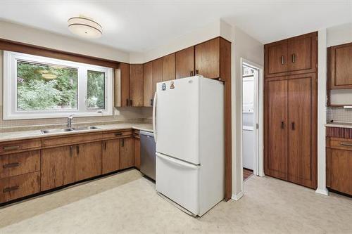 82 Linacre Rd, Winnipeg, MB - Indoor Photo Showing Kitchen With Double Sink