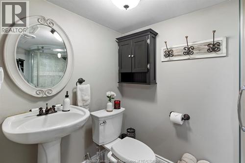 2079 Verdun, Windsor, ON - Indoor Photo Showing Bathroom