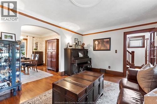 2079 Verdun, Windsor, ON - Indoor Photo Showing Living Room
