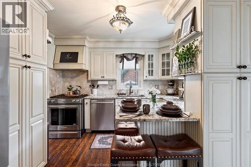 2079 Verdun, Windsor, ON - Indoor Photo Showing Kitchen With Upgraded Kitchen