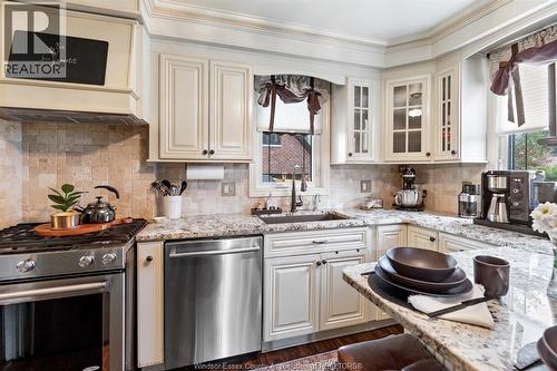 2079 Verdun, Windsor, ON - Indoor Photo Showing Kitchen With Upgraded Kitchen