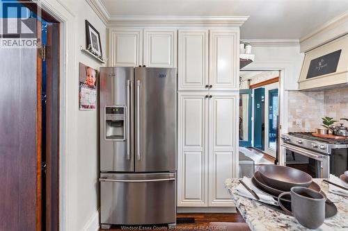 2079 Verdun, Windsor, ON - Indoor Photo Showing Kitchen