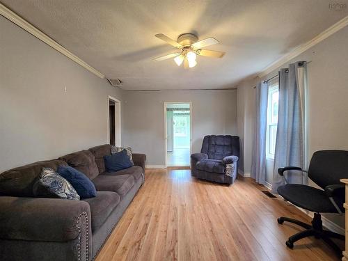 32 Poplar Street, Amherst, NS - Indoor Photo Showing Living Room