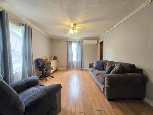 32 Poplar Street, Amherst, NS - Indoor Photo Showing Living Room