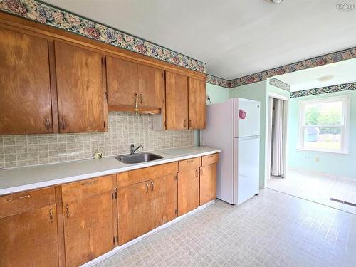 32 Poplar Street, Amherst, NS - Indoor Photo Showing Kitchen