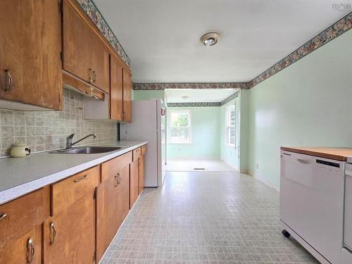 32 Poplar Street, Amherst, NS - Indoor Photo Showing Kitchen