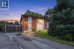 15 DUNCAIRN Court  Hamilton, ON L9C 6G2