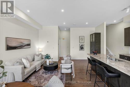 3652 Downpatrick Road, Ottawa, ON - Indoor Photo Showing Living Room