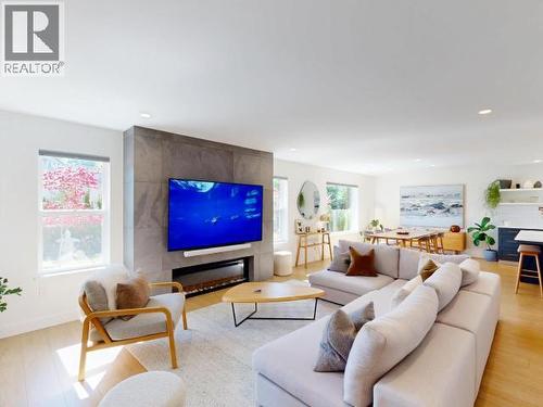 7117 Edgehill Crescent, Powell River, BC - Indoor Photo Showing Living Room