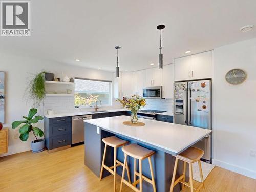 7117 Edgehill Crescent, Powell River, BC - Indoor Photo Showing Kitchen With Upgraded Kitchen