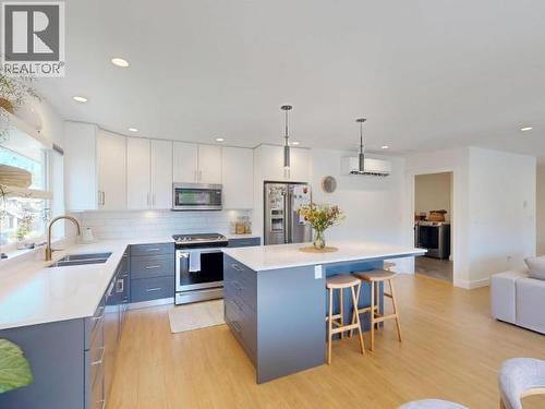 7117 Edgehill Crescent, Powell River, BC - Indoor Photo Showing Kitchen With Double Sink With Upgraded Kitchen