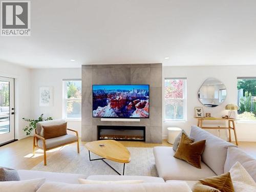 7117 Edgehill Crescent, Powell River, BC - Indoor Photo Showing Living Room