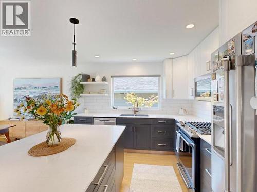 7117 Edgehill Crescent, Powell River, BC - Indoor Photo Showing Kitchen With Upgraded Kitchen