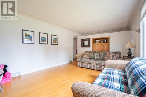 16 Retta St, Sault Ste. Marie, ON - Indoor Photo Showing Living Room