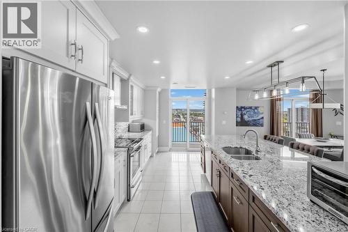 Gourmet kitchen with stainless steel appliances, granite countertops, an undermount sink, and recessed lighting - 1477 Lakeshore Road Unit# Ph 1, Burlington, ON 