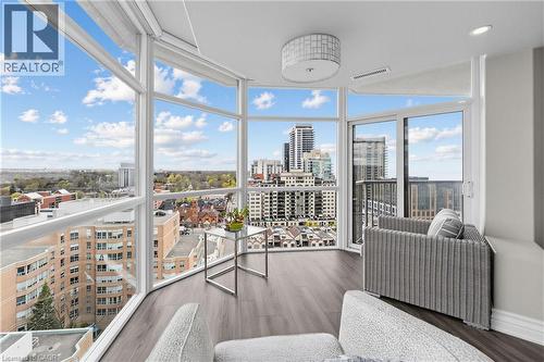 Expansive floor-to-ceiling windows, wood-finish flooring, recessed lighting, and a modern ceiling fixture - 1477 Lakeshore Road Unit# Ph 1, Burlington, ON 