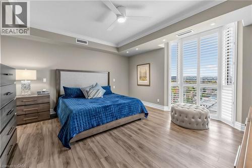 Wood-finish flooring, crown molding, tray ceiling, recessed lighting, and a ceiling fan - 1477 Lakeshore Road Unit# Ph 1, Burlington, ON 