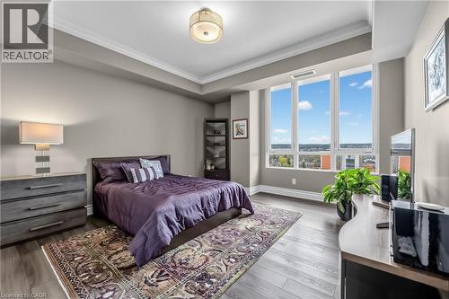 Recessed ceiling with crown molding, wood-finish flooring, ceiling-mounted light fixture, and floor-to-ceiling windows - 1477 Lakeshore Road Unit# Ph 1, Burlington, ON 