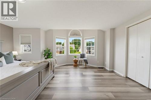 Bay window with arched transom, wood-finish flooring, and bi-fold closet doors - 592 Little Dover Crescent, Waterloo, ON - Indoor Photo Showing Other Room