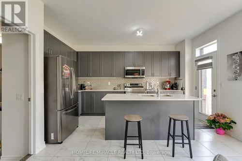 1429 Davis Loop, Innisfil, ON - Indoor Photo Showing Kitchen With Upgraded Kitchen