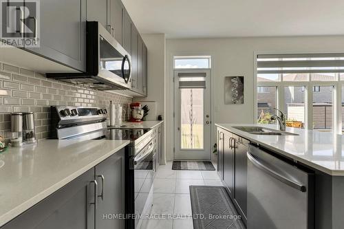 1429 Davis Loop, Innisfil, ON - Indoor Photo Showing Kitchen With Double Sink With Upgraded Kitchen