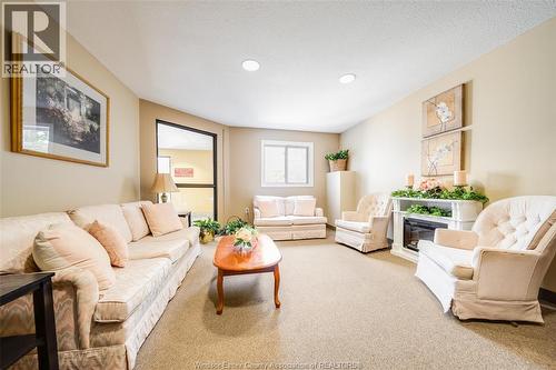 3000 Sandwich Street Unit# 309, Windsor, ON - Indoor Photo Showing Living Room