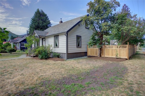6810 Third St, Honeymoon Bay, BC 