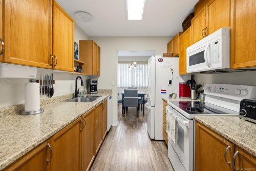 #307-254 First St, Duncan, BC - Indoor Photo Showing Kitchen With Double Sink