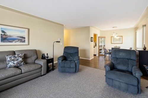#307-254 First St, Duncan, BC - Indoor Photo Showing Living Room