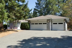 1084 Valewood Trail Saanich, BC V8X 5E3