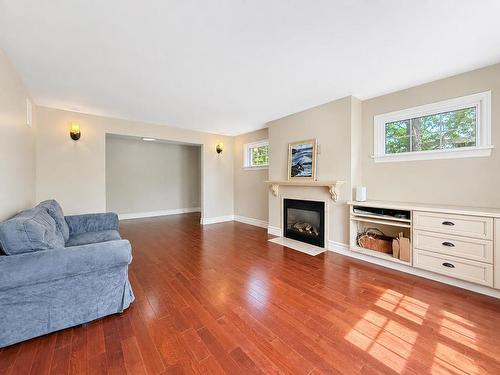 54 Summit Avenue, Thunder Bay, ON - Indoor Photo Showing Living Room With Fireplace