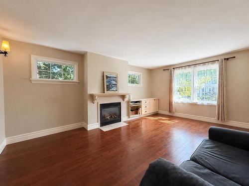 54 Summit Avenue, Thunder Bay, ON - Indoor Photo Showing Living Room With Fireplace