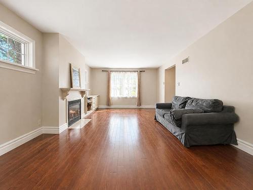 54 Summit Avenue, Thunder Bay, ON - Indoor Photo Showing Living Room With Fireplace