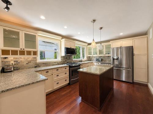 54 Summit Avenue, Thunder Bay, ON - Indoor Photo Showing Kitchen With Upgraded Kitchen