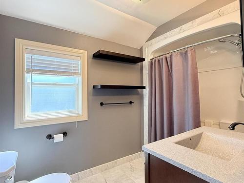 54 Summit Avenue, Thunder Bay, ON - Indoor Photo Showing Bathroom