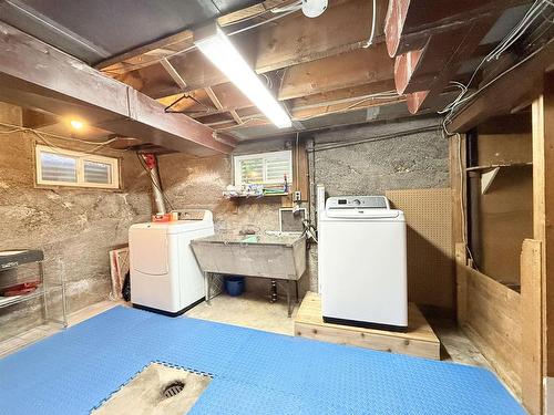 54 Summit Avenue, Thunder Bay, ON - Indoor Photo Showing Laundry Room