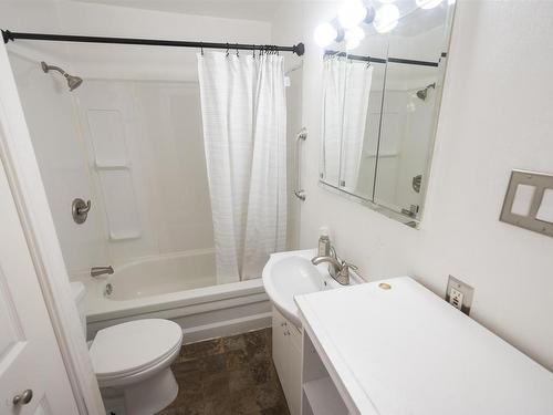 735 Ernestine Avenue, Thunder Bay, ON - Indoor Photo Showing Bathroom