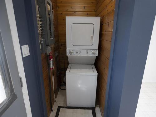 735 Ernestine Avenue, Thunder Bay, ON - Indoor Photo Showing Laundry Room