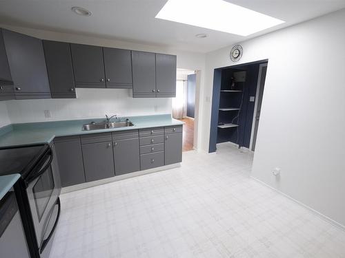 735 Ernestine Avenue, Thunder Bay, ON - Indoor Photo Showing Kitchen With Double Sink