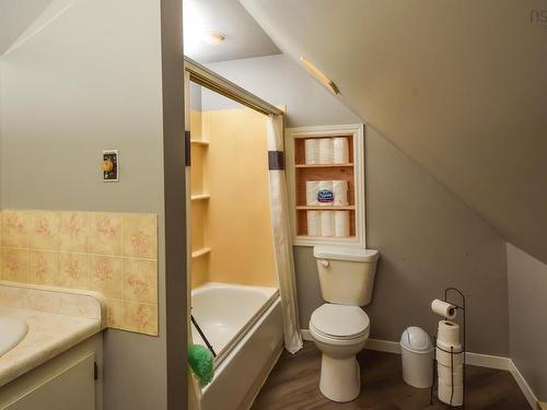 27 Riverview Drive, Bridgewater, NS - Indoor Photo Showing Bathroom